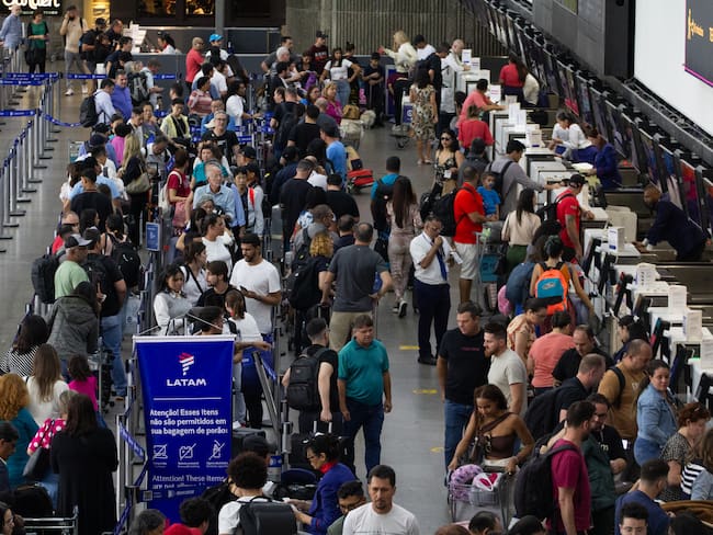 Pasajeros de LATAM en el Aeropuerto Internacional de Guarulhos. Foto: Bruno Escolastico Sousa Silva/NurPhoto via Getty Images.