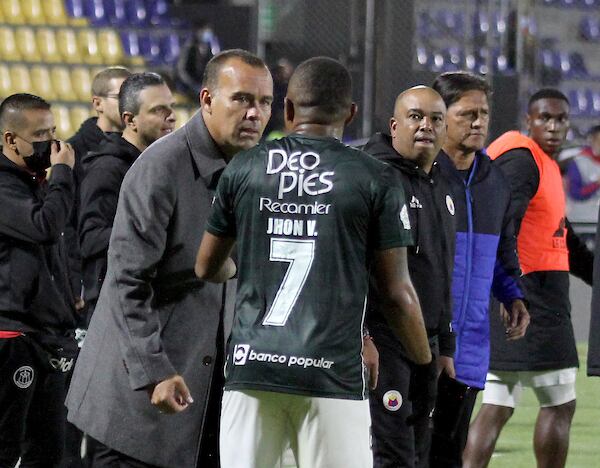 Rafael Dudamel, tecnico de Deportivo Cali dialoga con Jhon Vasquez / Foto: Dimayor- Leonardo Castro