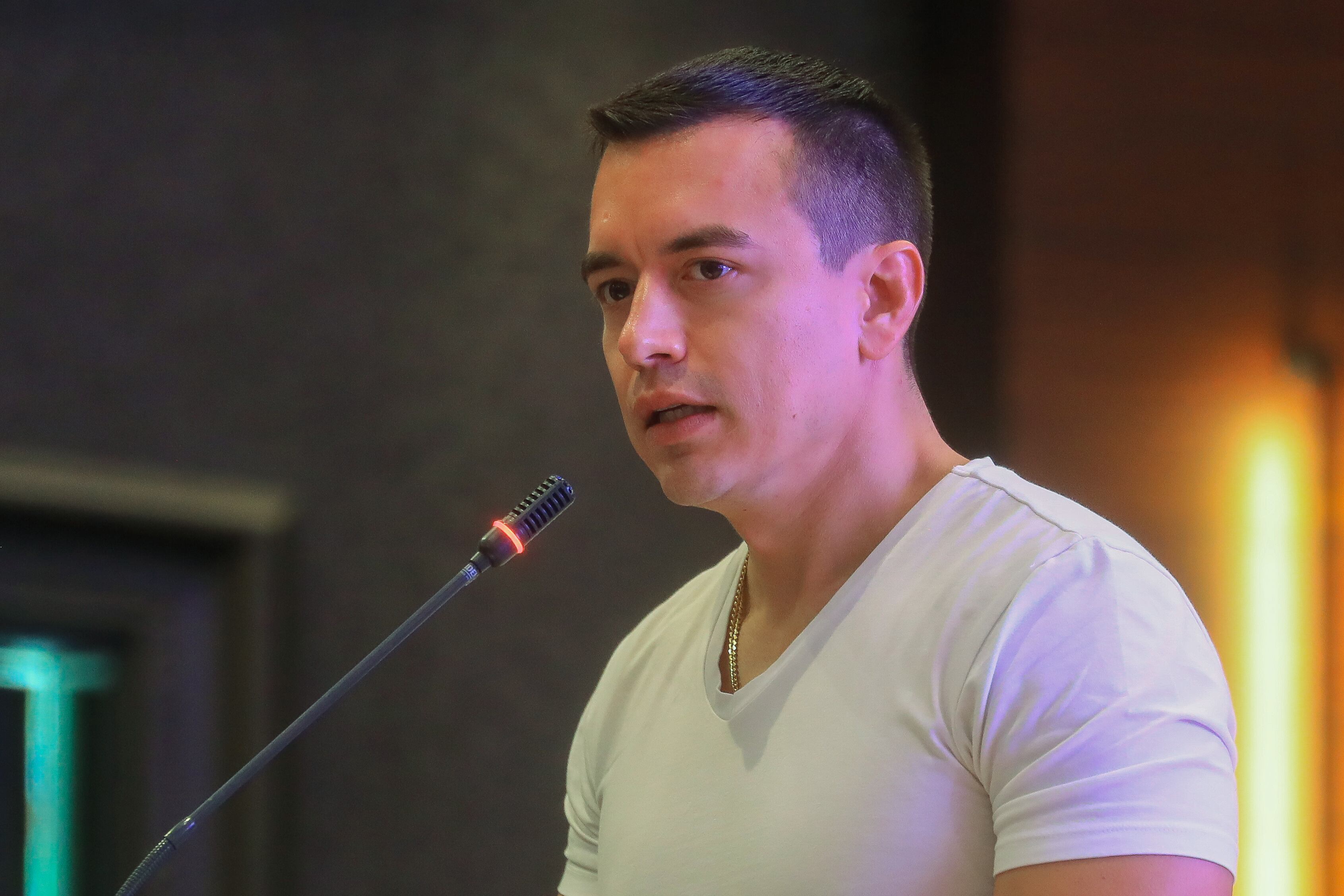 AME9270. QUITO (ECUADOR), 09/08/2024.- El presidente de Ecuador, Daniel Noboa, habla en la primera convención nacional de su partido el oficialista Acción Democrática Nacional (ADN) de Ecuador este viernes, en Quito (Ecuador). Noboa aceptó la candidatura para su reelección en los comicios de 2025, con la mirada puesta en consolidar la transformación del país que dijo haber iniciado hace 9 meses, cuando asumió la jefatura de Estado. EFE/ José Jácome