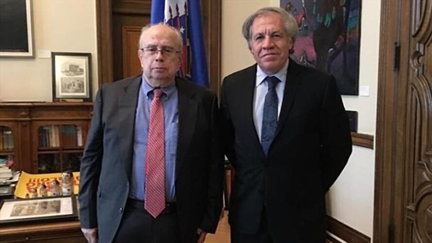 Gustavo Tarre Briceño (izq), representante ante la OEA designado por la Asamblea Nacional de Venezuela, posa junto al secretario general de la OEA, Luis Almagro (der), en Washington, DC, EEUU. . Foto: Agencia Anadolu
