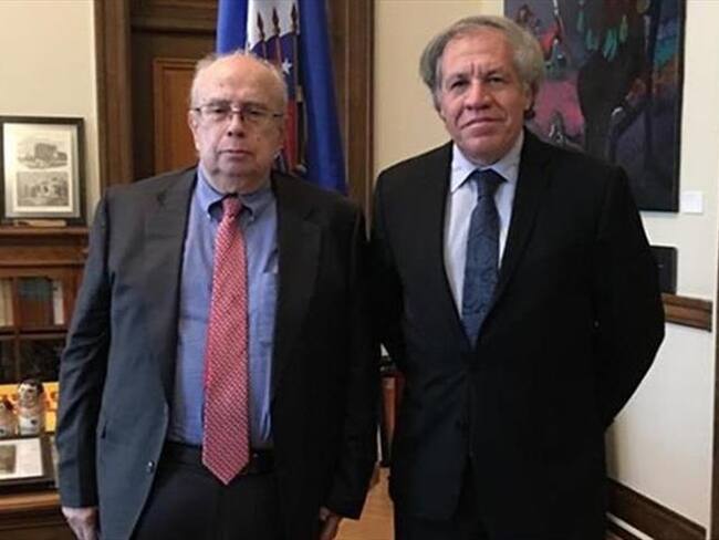 Gustavo Tarre Briceño (izq), representante ante la OEA designado por la Asamblea Nacional de Venezuela, posa junto al secretario general de la OEA, Luis Almagro (der), en Washington, DC, EEUU. . Foto: Agencia Anadolu