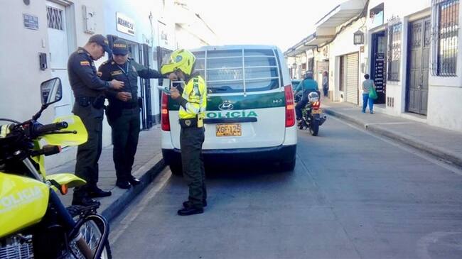 Policía aplicó comparendo a uno de sus compañeros en Popayán. Foto: Policía