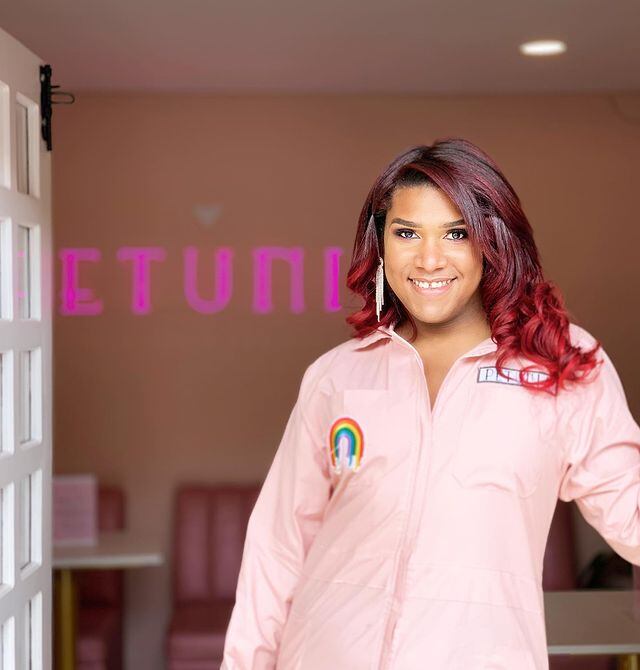 En Petunia Repostería creen que “la gente es, no que quiere ser algo más”. Las panaderas, baristas y meseras llevan con orgullo un overol rosa con el que todos los días se presentan a sus clientes con orgullo. | Foto: tomada de @petuniareposteria