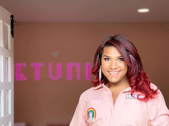 En Petunia Repostería creen que “la gente es, no que quiere ser algo más”. Las panaderas, baristas y meseras llevan con orgullo un overol rosa con el que todos los días se presentan a sus clientes con orgullo. | Foto: tomada de @petuniareposteria