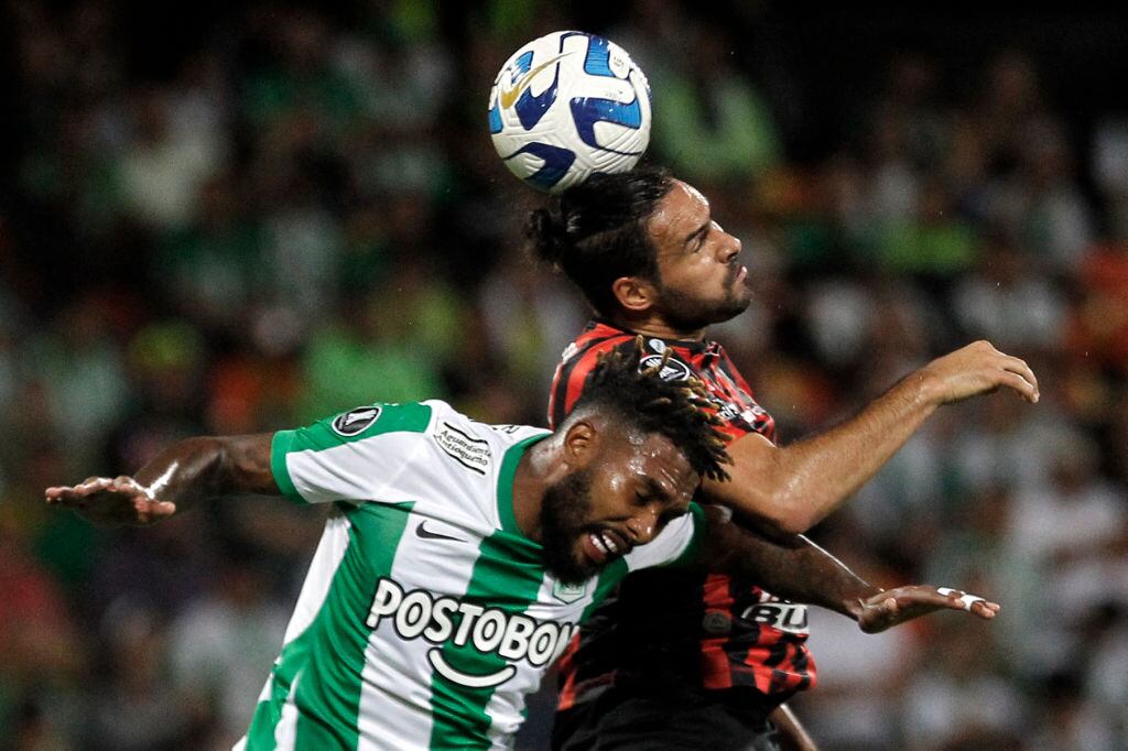 Cristian Devenish de Nacional (izquierda) y Enzo Diaz de Patronato (derechha). Copa Libertadores 27 de junio 2023. Foto: FREDY BUILES/AFP via Getty Images.