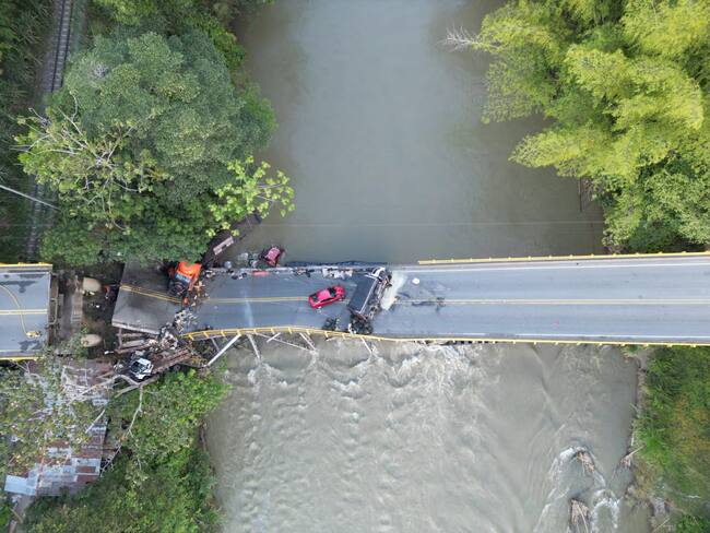 Puente colapsado en Río La Vieja.