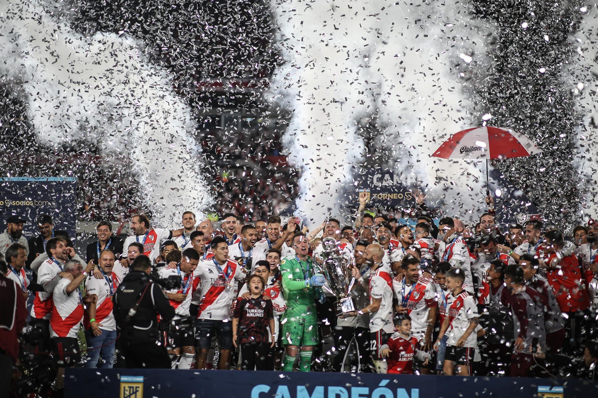 Jugadores de River Plate festejan el triunfo ante Racing Club tras el partido por la Liga Profesional Argentina en el Estadio Monumental, en Buenos Aires