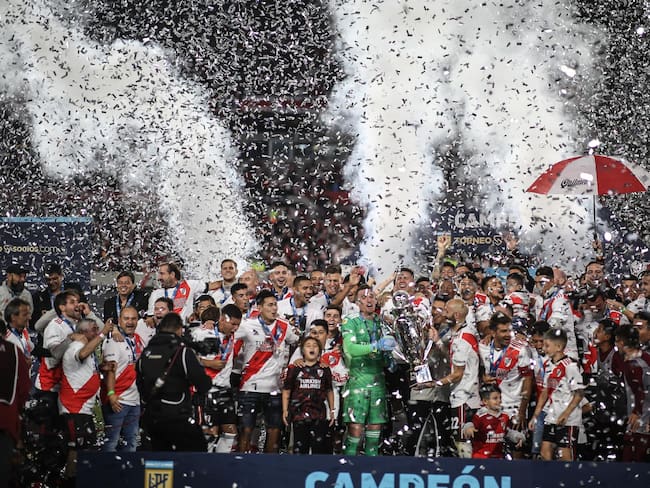 Jugadores de River Plate festejan el triunfo ante Racing Club tras el partido por la Liga Profesional Argentina en el Estadio Monumental, en Buenos Aires