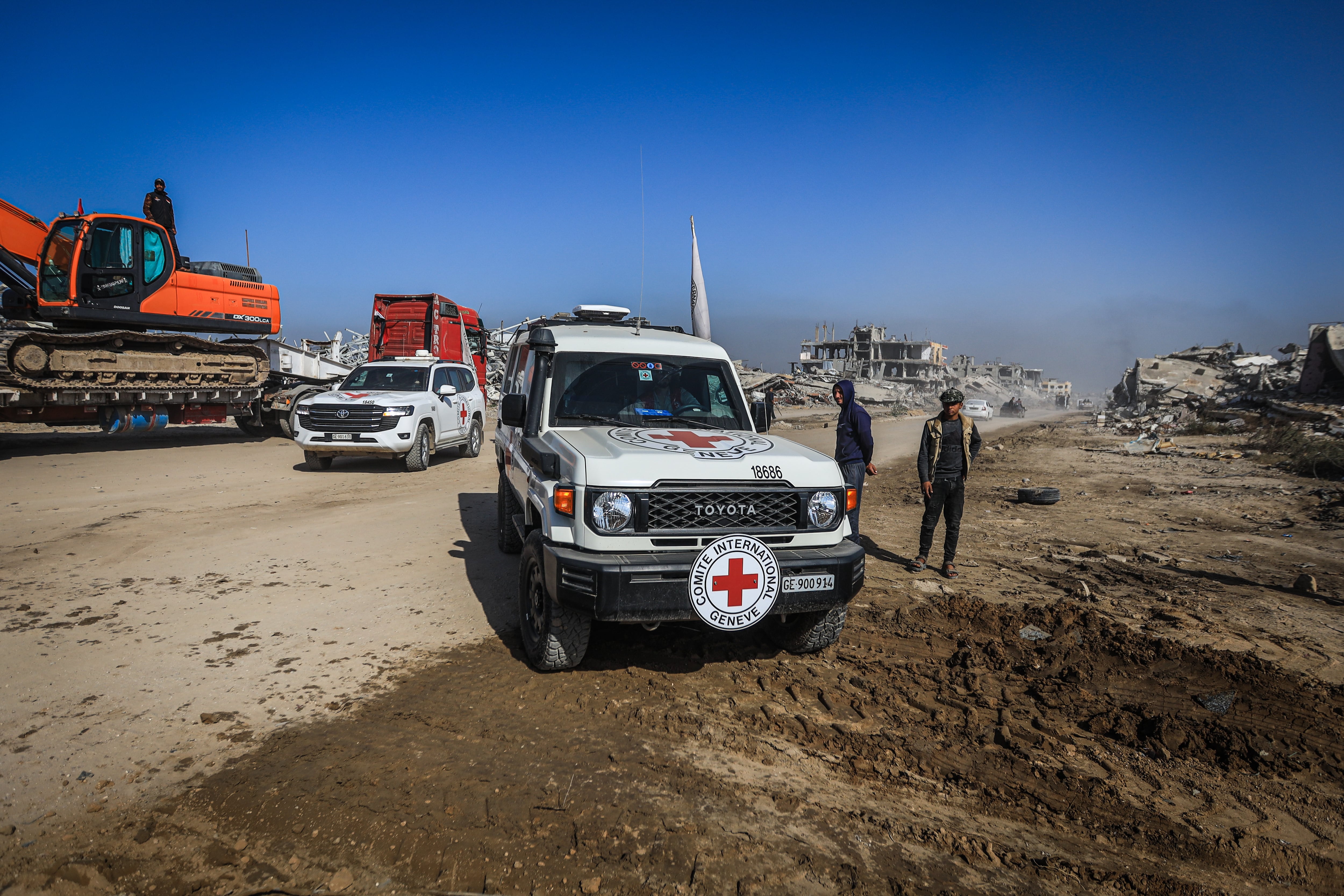 Traslado de rehenes en Gaza. Foto: Hamza Z. H. Qraiqea/Anadolu via Getty Images