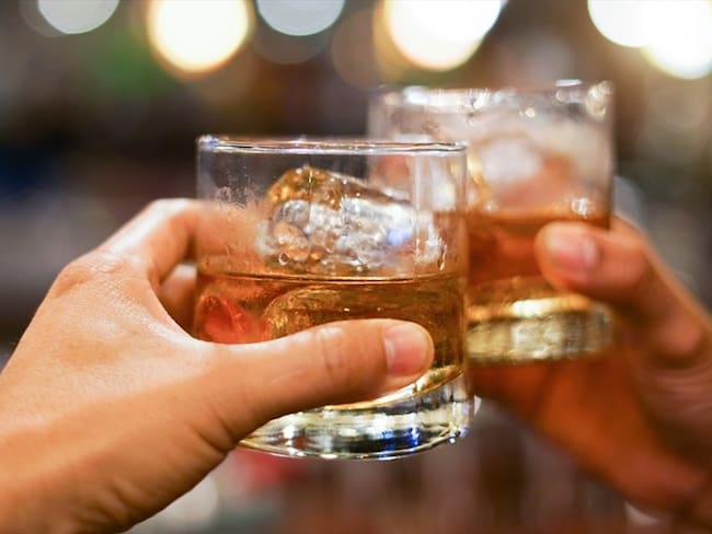 Más de 25 personas han muerto por alcohol adulterado durante 2020. Foto: Getty Images / KRISANAPONG DETRAPHIPHAT