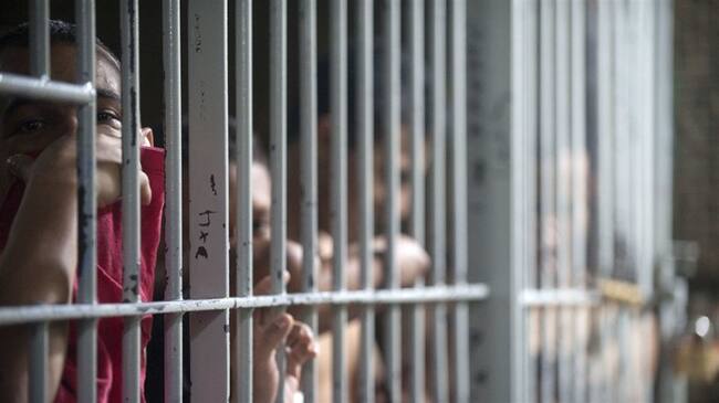 Se ordenó detención en establecimiento carcelario en contra de un hombre por su presunta responsabilidad en los delitos de acceso carnal violento con menor de 14 años. Foto: Getty Images