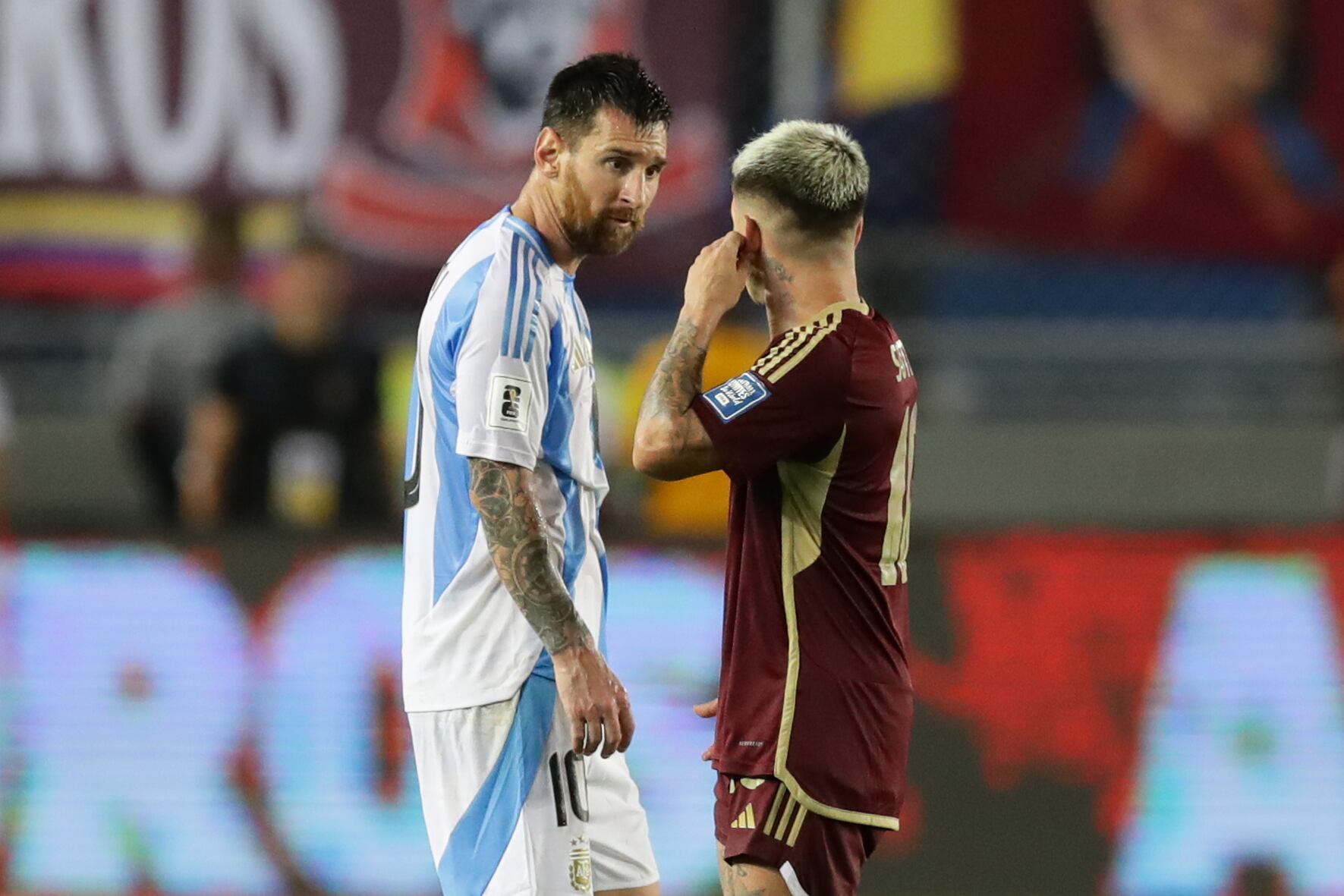 AMDEP8602. MATURÍN (VENEZUELA), 10/10/2024.- Yeferson Soteldo (d) de Venezuela habla con Lionel Messi de Argentina este jueves, en un partido de las eliminatorias sudamericanas para el Mundial de 2026 entre Venezuela y Argentina en el estadio Monumental de Maturín (Venezuela). EFE/ Ronald Peña R.