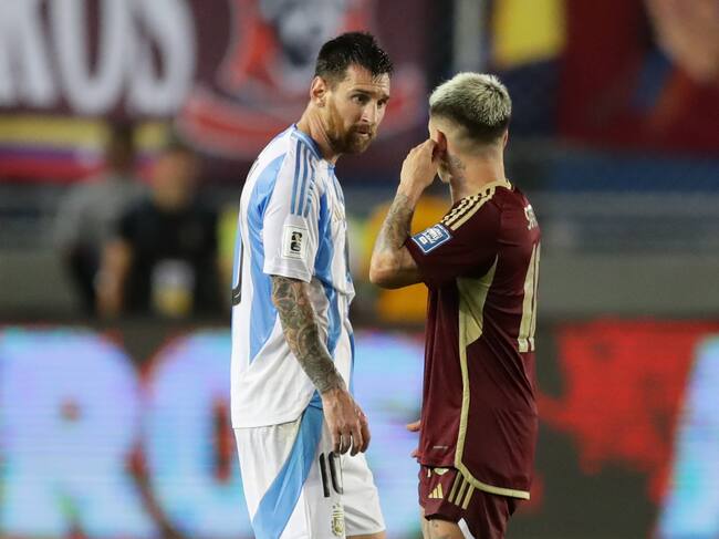 AMDEP8602. MATURÍN (VENEZUELA), 10/10/2024.- Yeferson Soteldo (d) de Venezuela habla con Lionel Messi de Argentina este jueves, en un partido de las eliminatorias sudamericanas para el Mundial de 2026 entre Venezuela y Argentina en el estadio Monumental de Maturín (Venezuela). EFE/ Ronald Peña R.