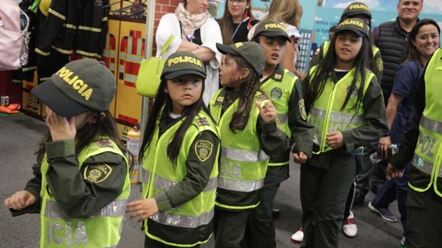 Niños jugando a ser policías de Cundinamarca. Foto: Camilo Rincón