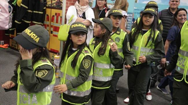 Niños jugando a ser policías de Cundinamarca. Foto: Camilo Rincón