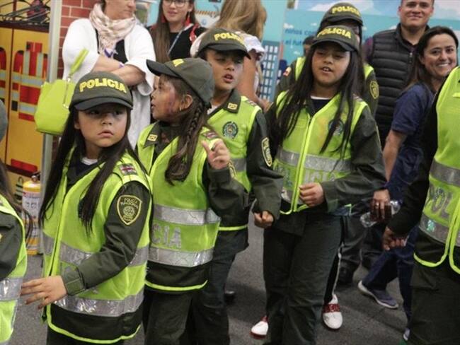 Niños jugando a ser policías de Cundinamarca. Foto: Camilo Rincón