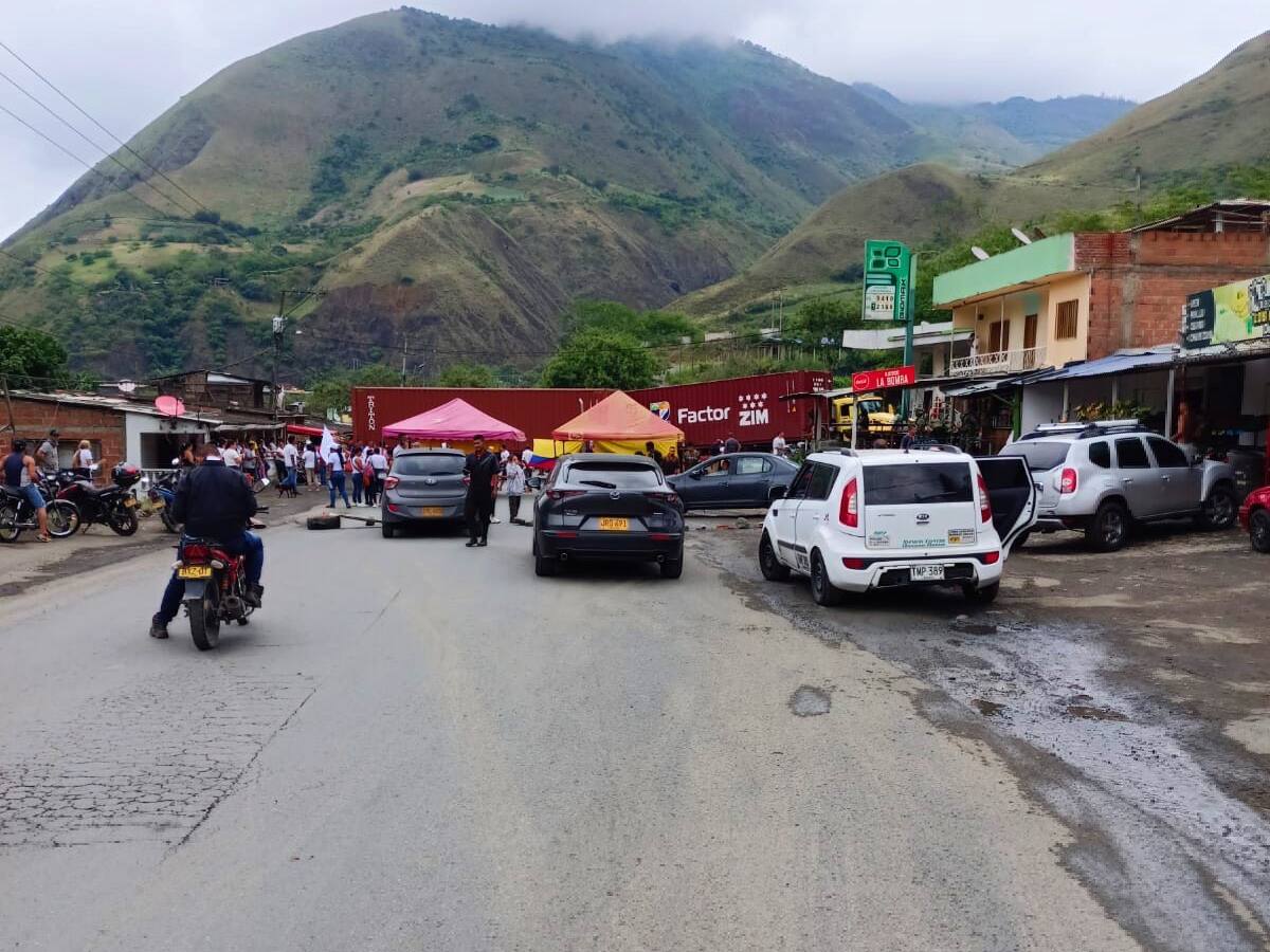 ¡Vuelve y juega! Bloquean la vía Dagua - Buenaventura