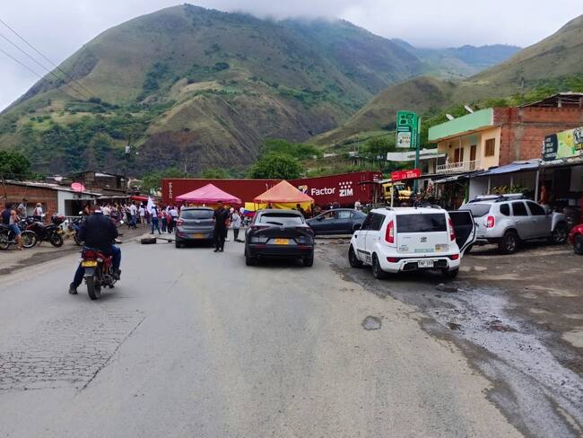 Bloquean la vía Dagua - Buenaventura. Foto: Cortesía.