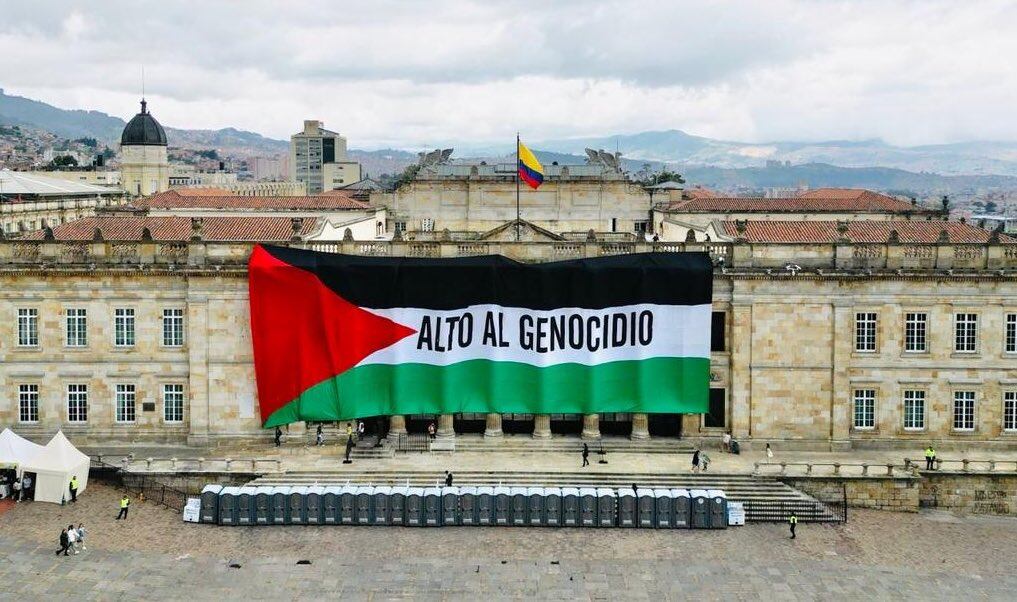 Bandera palestina cubre el Congreso de Colombia. Foto: Suministrada