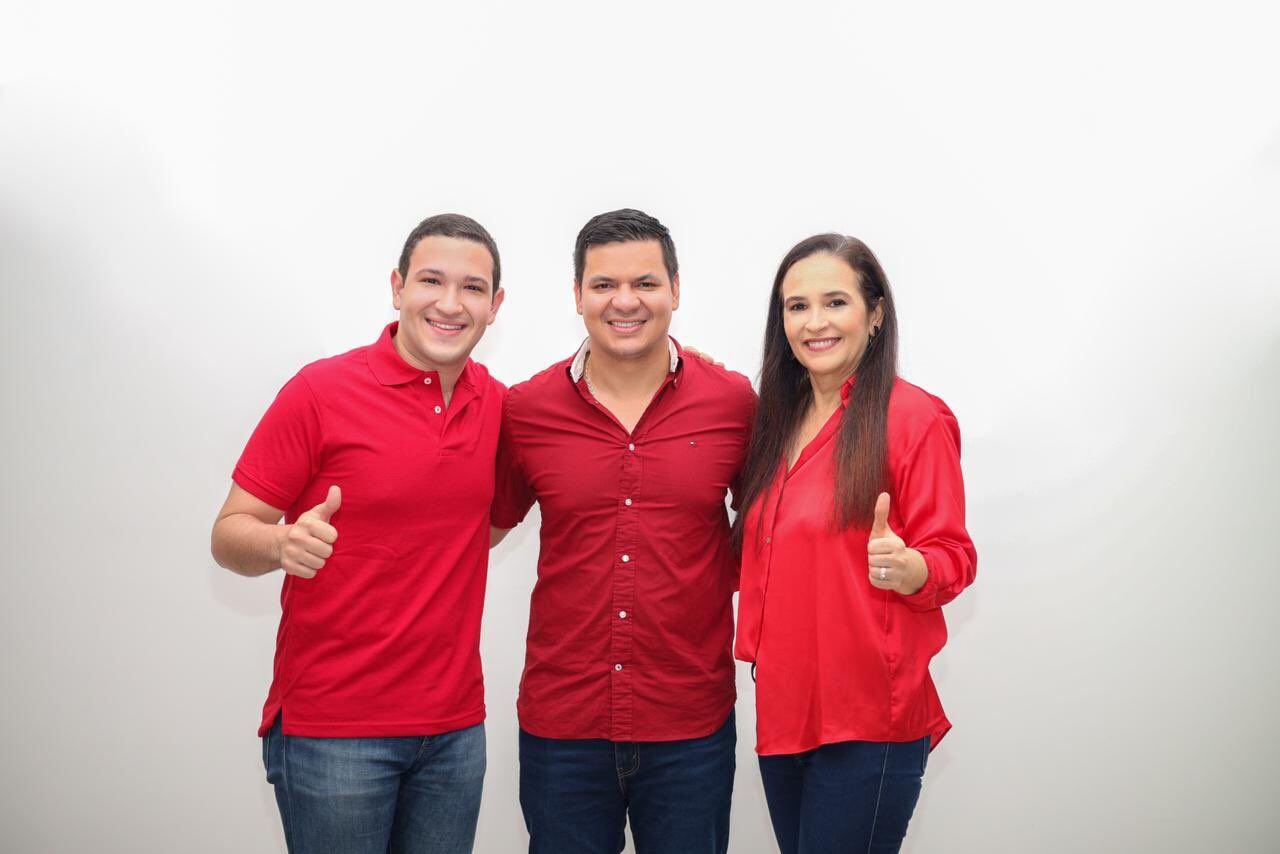 Juan Manuel López Casado, Gabriel Calle Aguas y Arleth Casado de López. Foto: Twitter @GabrielCalleA