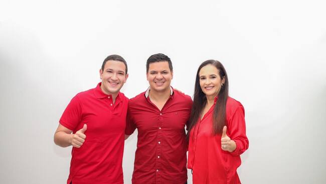 Juan Manuel López Casado, Gabriel Calle Aguas y Arleth Casado de López. Foto: Twitter @GabrielCalleA
