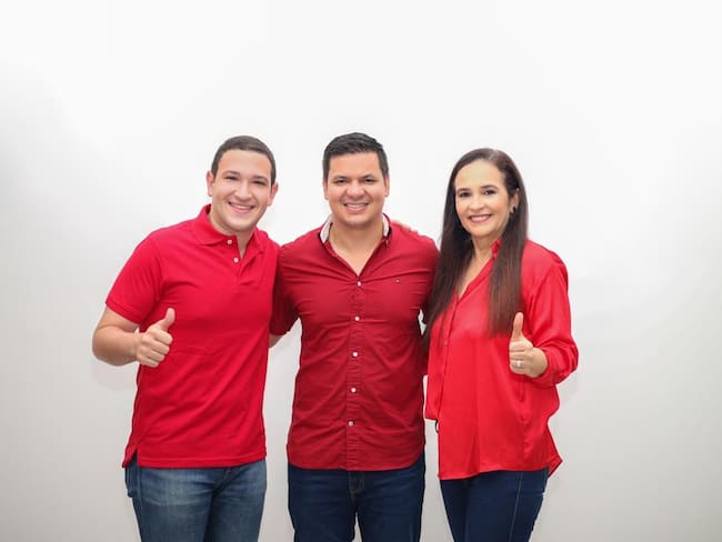 Juan Manuel López Casado, Gabriel Calle Aguas y Arleth Casado de López. Foto: Twitter @GabrielCalleA