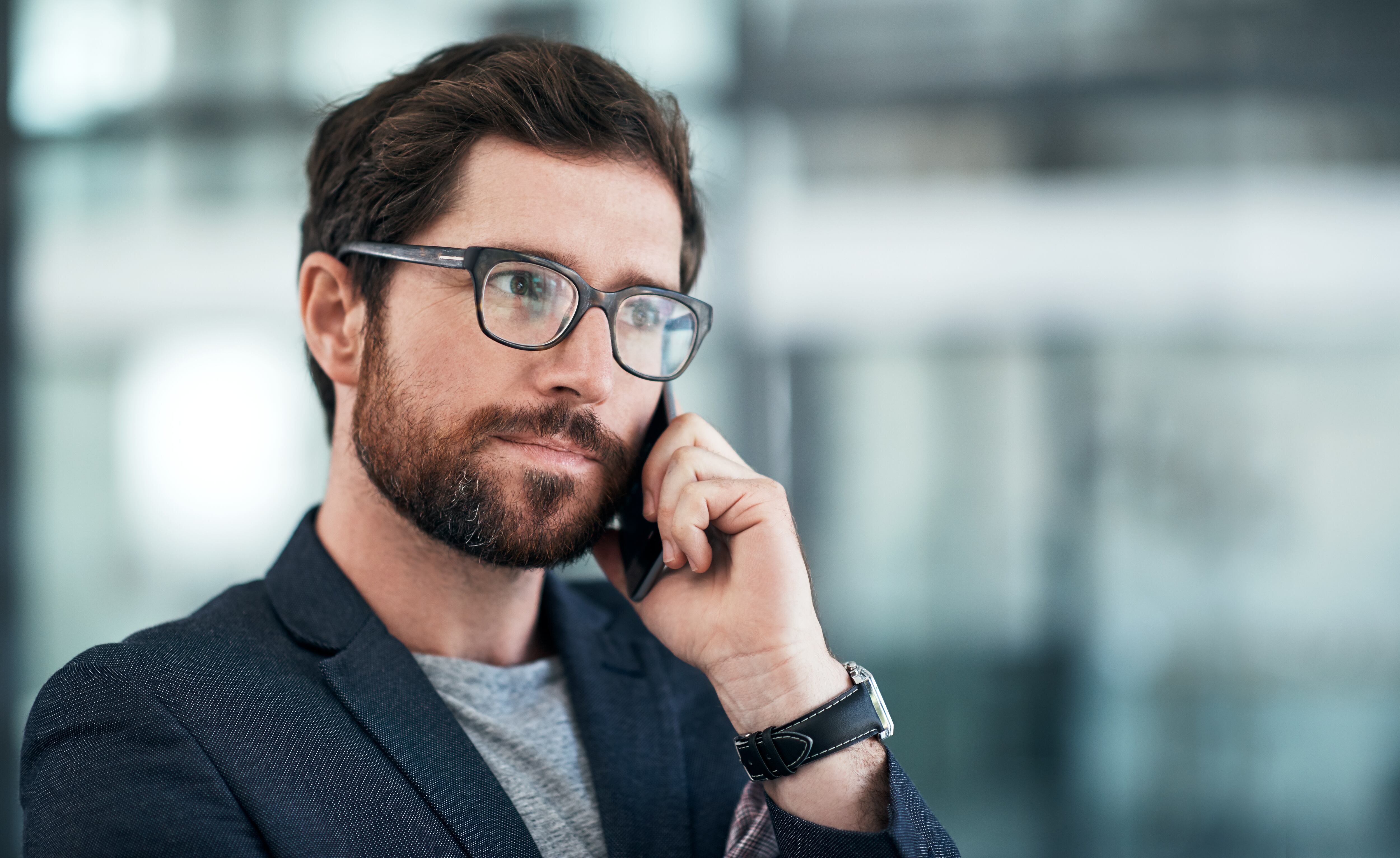 Hombre hablando por teléfono celular (GettyImages)