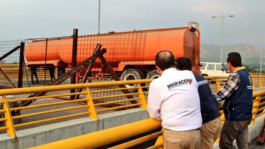 Venezuela bloquea el paso en el puente Tienditas con camión cisterna. Foto: Migración Colombia