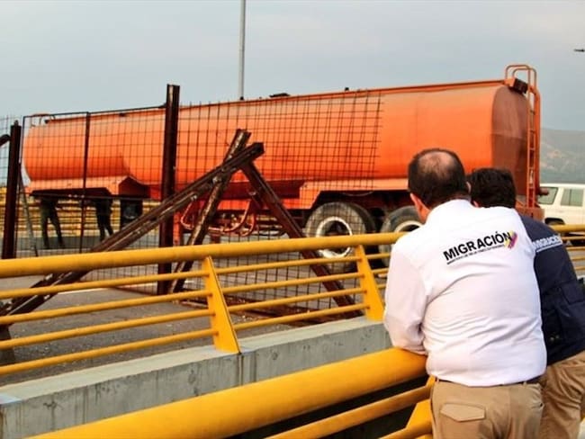 Venezuela bloquea el paso en el puente Tienditas con camión cisterna. Foto: Migración Colombia