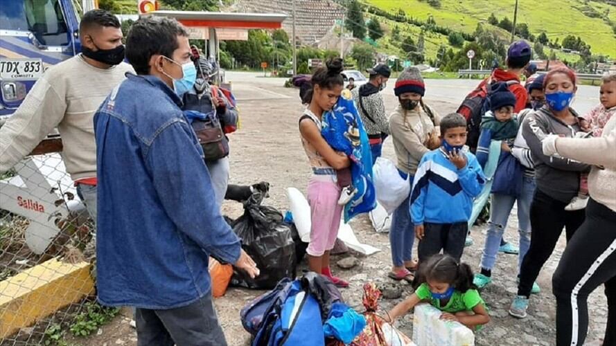 Autoridades realizan labor humanitaria en la zona de frontera con caminantes venezolanos. Foto: Cortesía