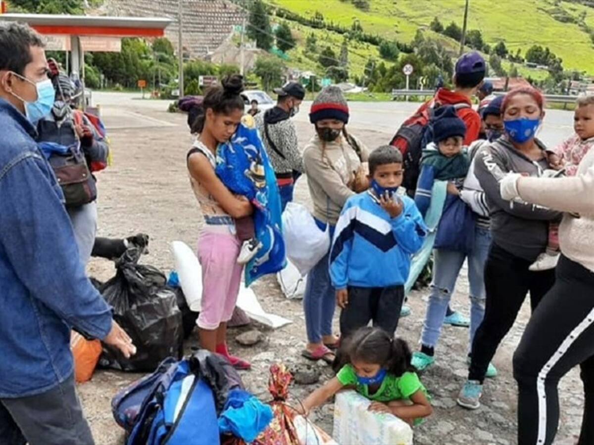 Autoridades realizan labor humanitaria en la zona de frontera con caminantes venezolanos