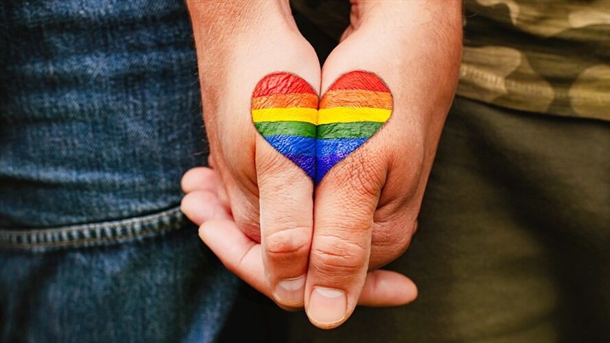 Las distintas banderas LGBTIQA+ buscan reivindicar el amor sin barreras, el respeto y los Derechos Humanos. Foto: Getty Images / WITH LOVE OF PHOTOGRAPHY