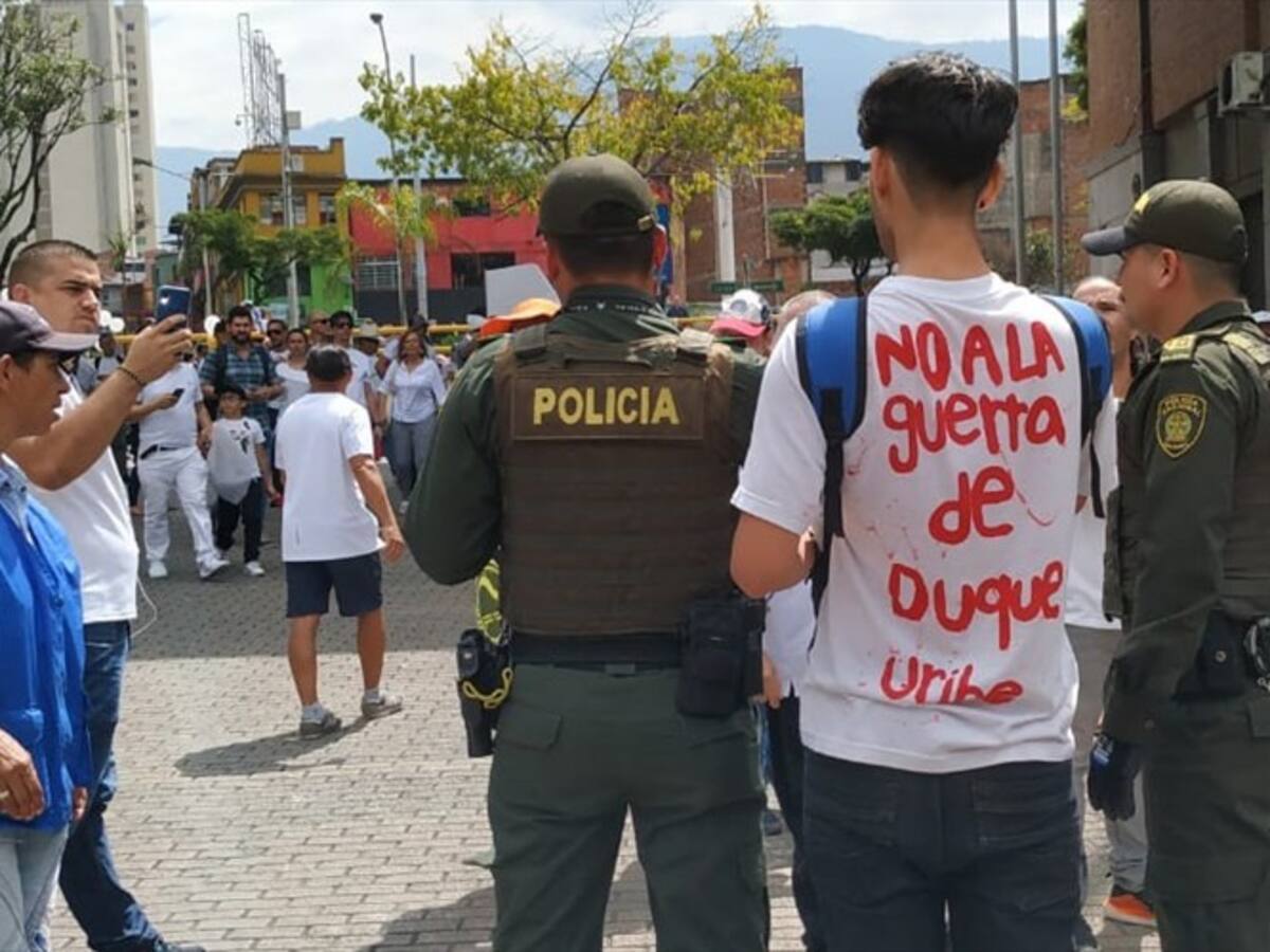 En Medellín insultaron a joven que llevaba camisa contra Uribe
