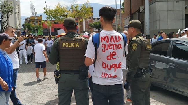 En Medellín insultaron a joven que llevaba camisa contra Uribe. Foto: Isabel Escobar