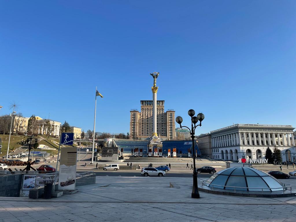 Hay una tensa calma en la capital ucraniana Kiev la víspera del primer aniversario de la invasión rusa.