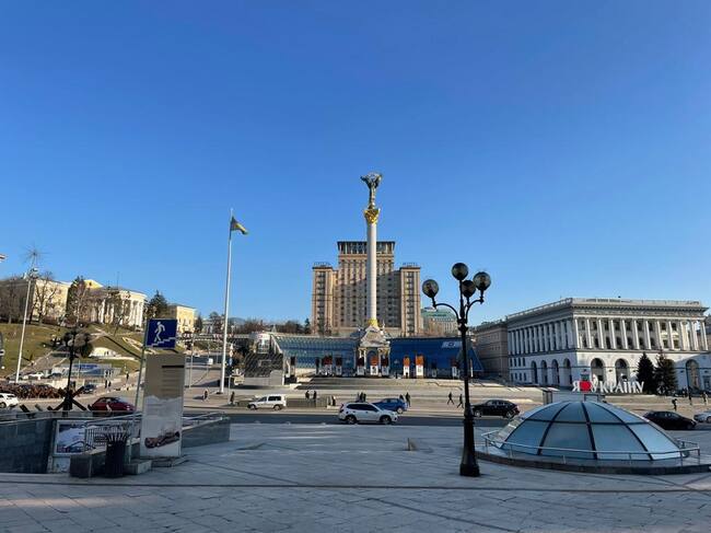 Hay una tensa calma en la capital ucraniana Kiev la víspera del primer aniversario de la invasión rusa.