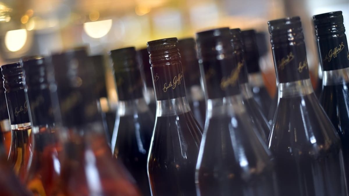 Imponen millonaria multa contra empresas del cartel del licor