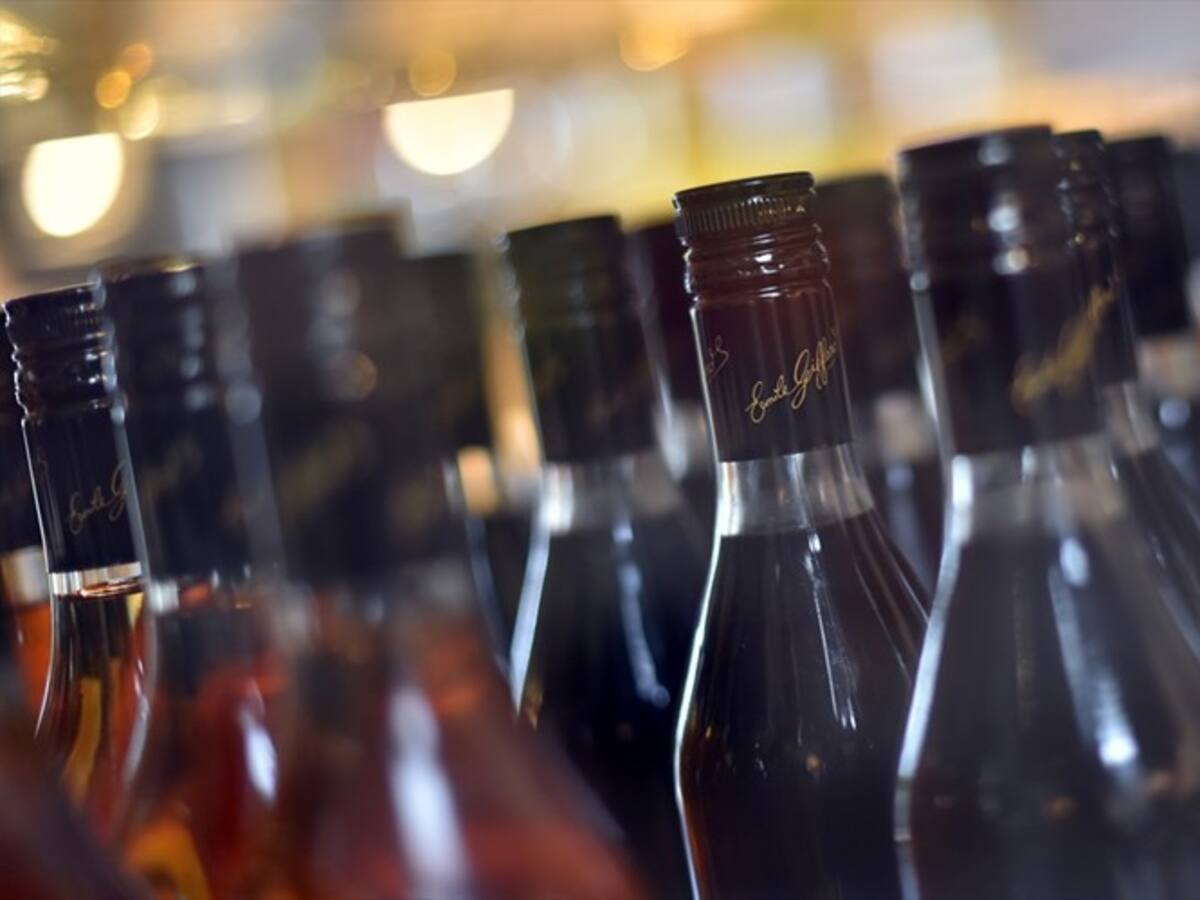 Imponen millonaria multa contra empresas del cartel del licor