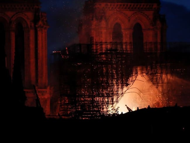 De Merkel a Trump, el mundo deplora con impotencia el incendio que arrasa Notre Dame. Foto: Agencia EFE