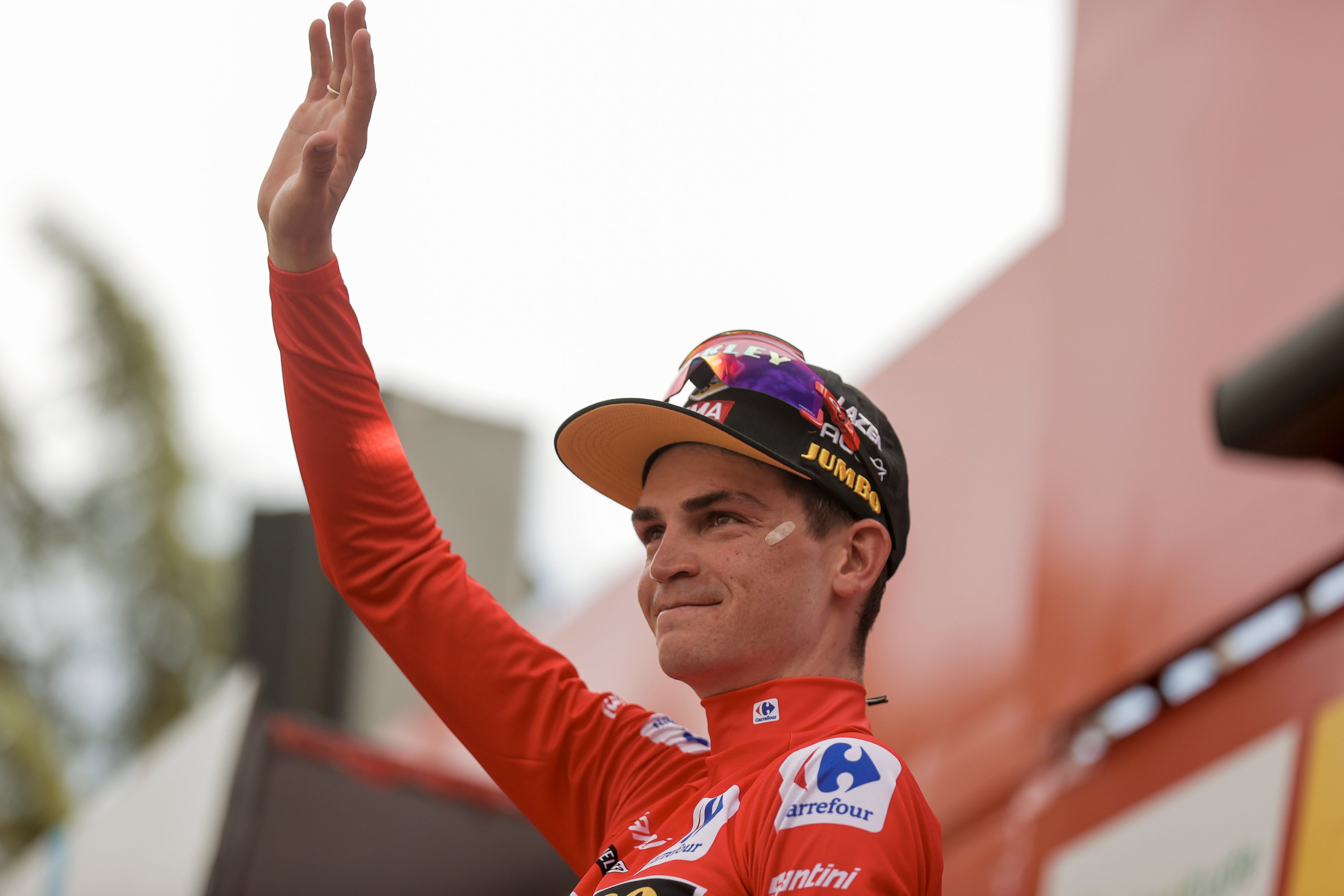 El estadounidense del equipo Jumbo-Visma Sepp Kuss mantiene el maillot rojo de líder de la clasificación general tras su participación en la décima etapa de la Vuelta Ciclista a España, una contrarreloj individual de 25,8 kilómetros este martes, en Valladolid. EFE/Manuel Bruque