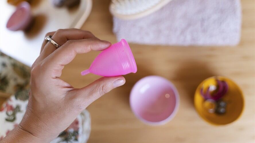 Las copas menstruales están 100% elaboradas de silicona médica hipoalergénica, por lo que no tiene contraindicaciones para el cuerpo humano. Foto: Getty Images / WESTEND61