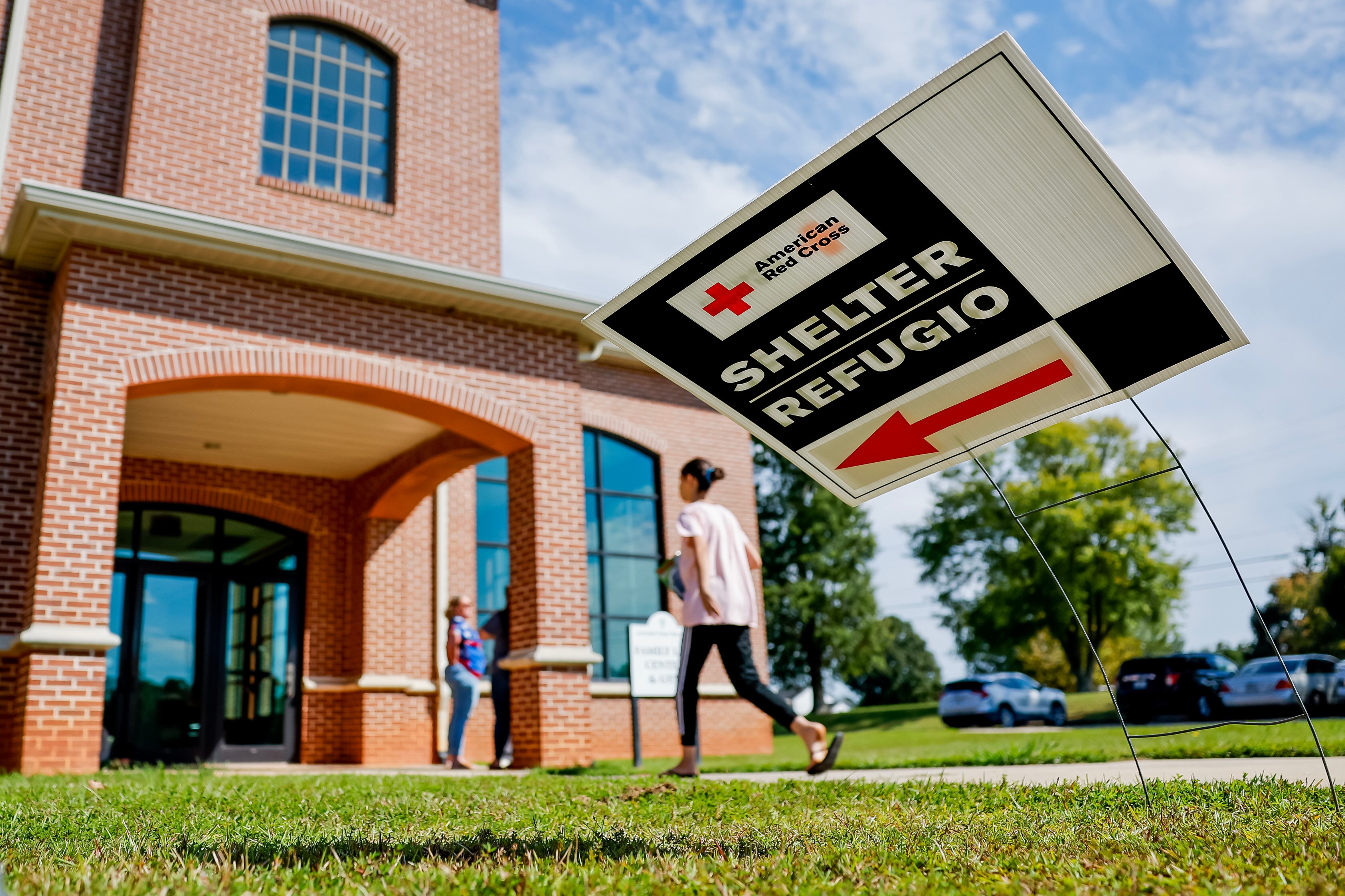 Refugio en Tampa ante el huracán Milton. EFE/EPA/ERIK S. LESSER