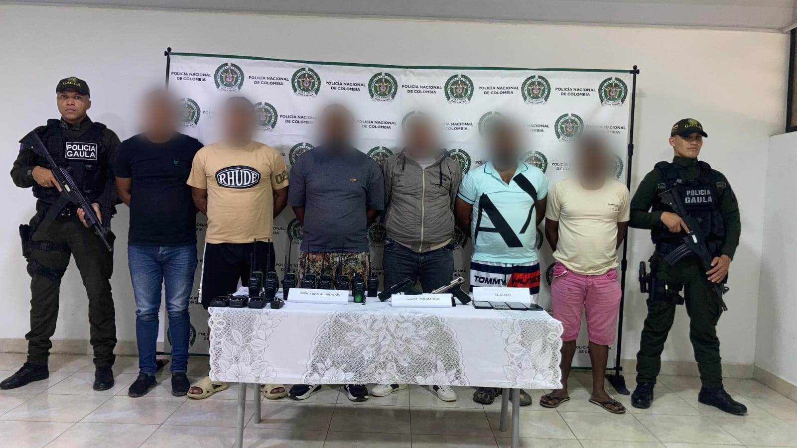 Montería: Policía advierte que los 6 capturados en invasión serían integrantes del Clan del Golfo. Foto: Policía.