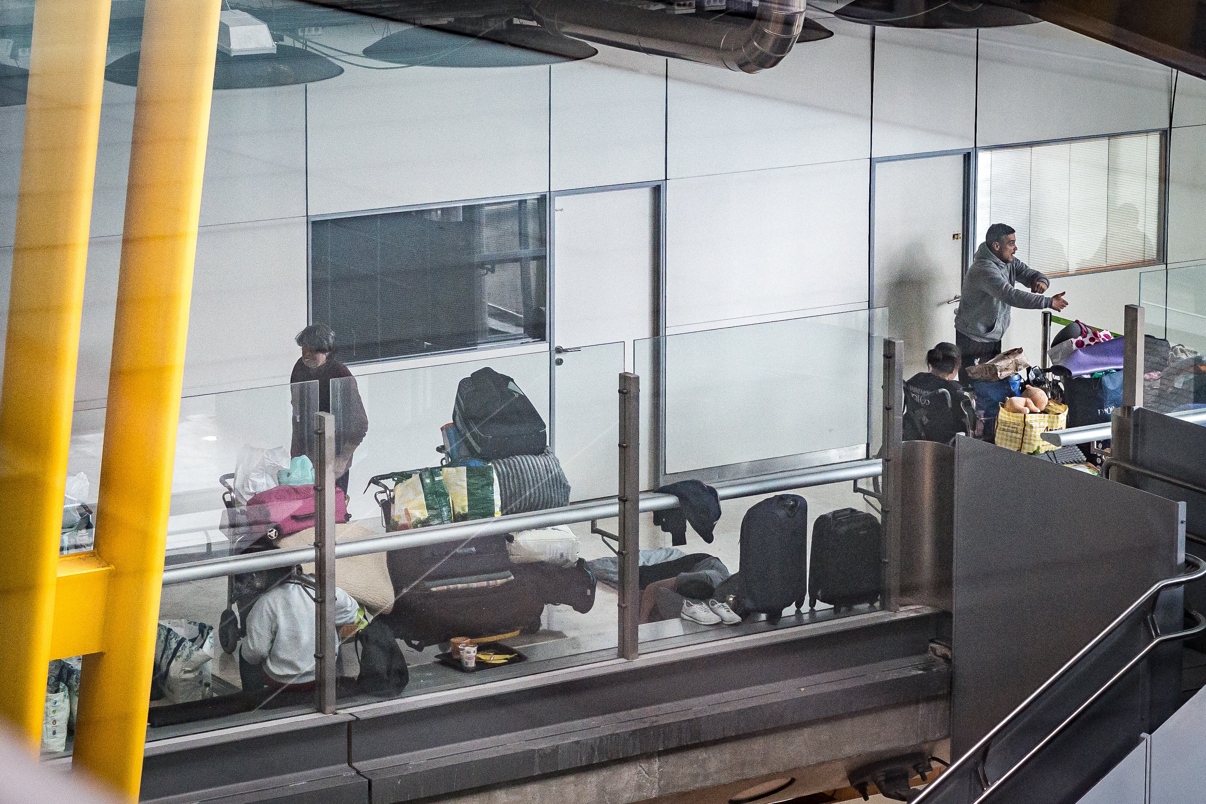 Personas pasan  las noches en el aeropuerto de Barajas en Madrid, España. FOTO: Diego Radames/Europa Press via Getty Images
