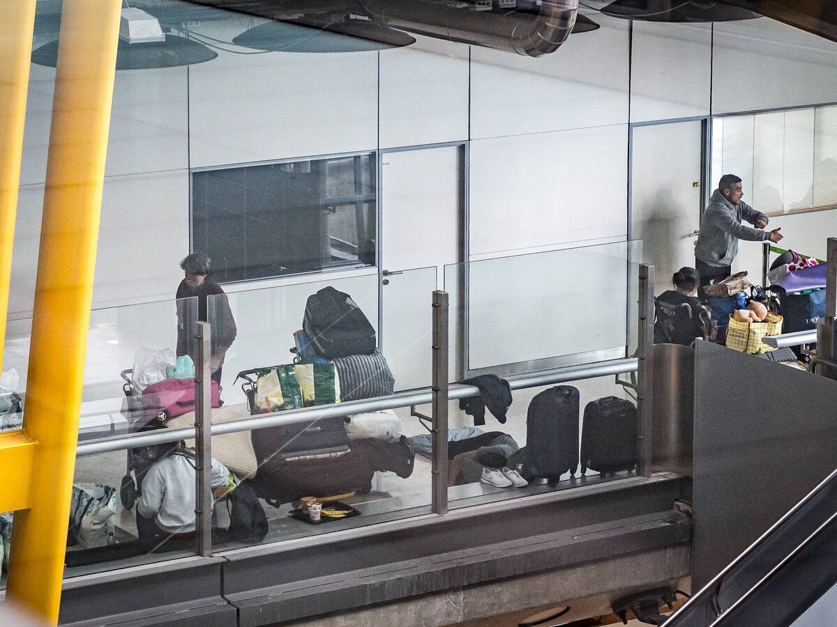 Acuerdan hacer un censo de las personas sin hogar que viven en el aeropuerto de Madrid, España