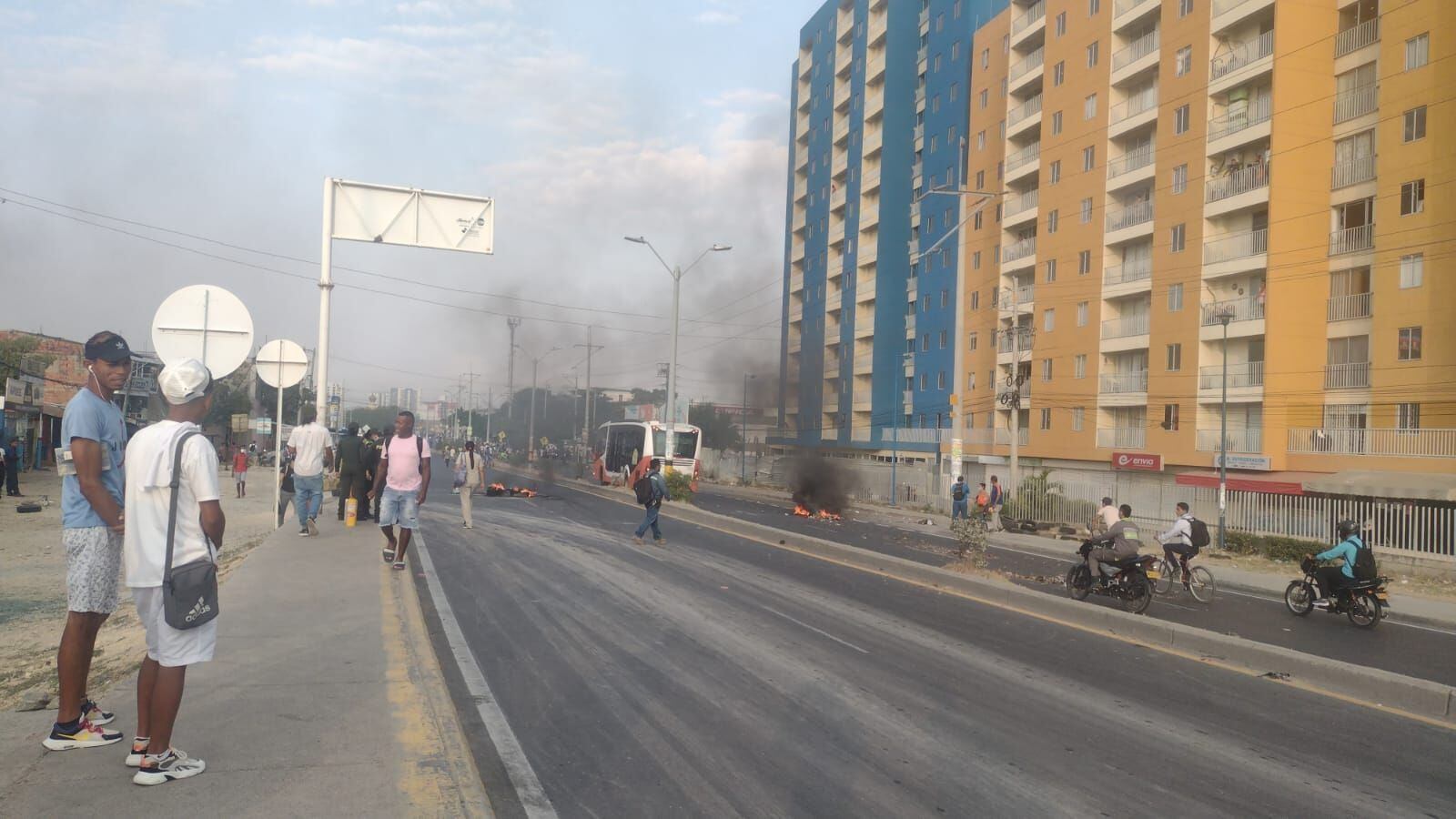 En medio de la manifestación quemaron llantas en la entrada a la Terminal de Transporte de Cartagena. También hay bloqueos en zona residenciales como Parque Heredia y Ciudad Jardín. Crédito: Cortesía Amaury Castellar.