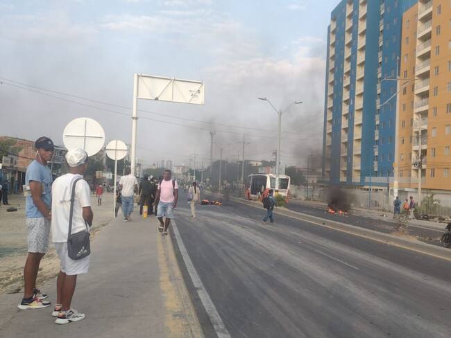 En medio de la manifestación quemaron llantas en la entrada a la Terminal de Transporte de Cartagena. También hay bloqueos en zona residenciales como Parque Heredia y Ciudad Jardín. Crédito: Cortesía Amaury Castellar.