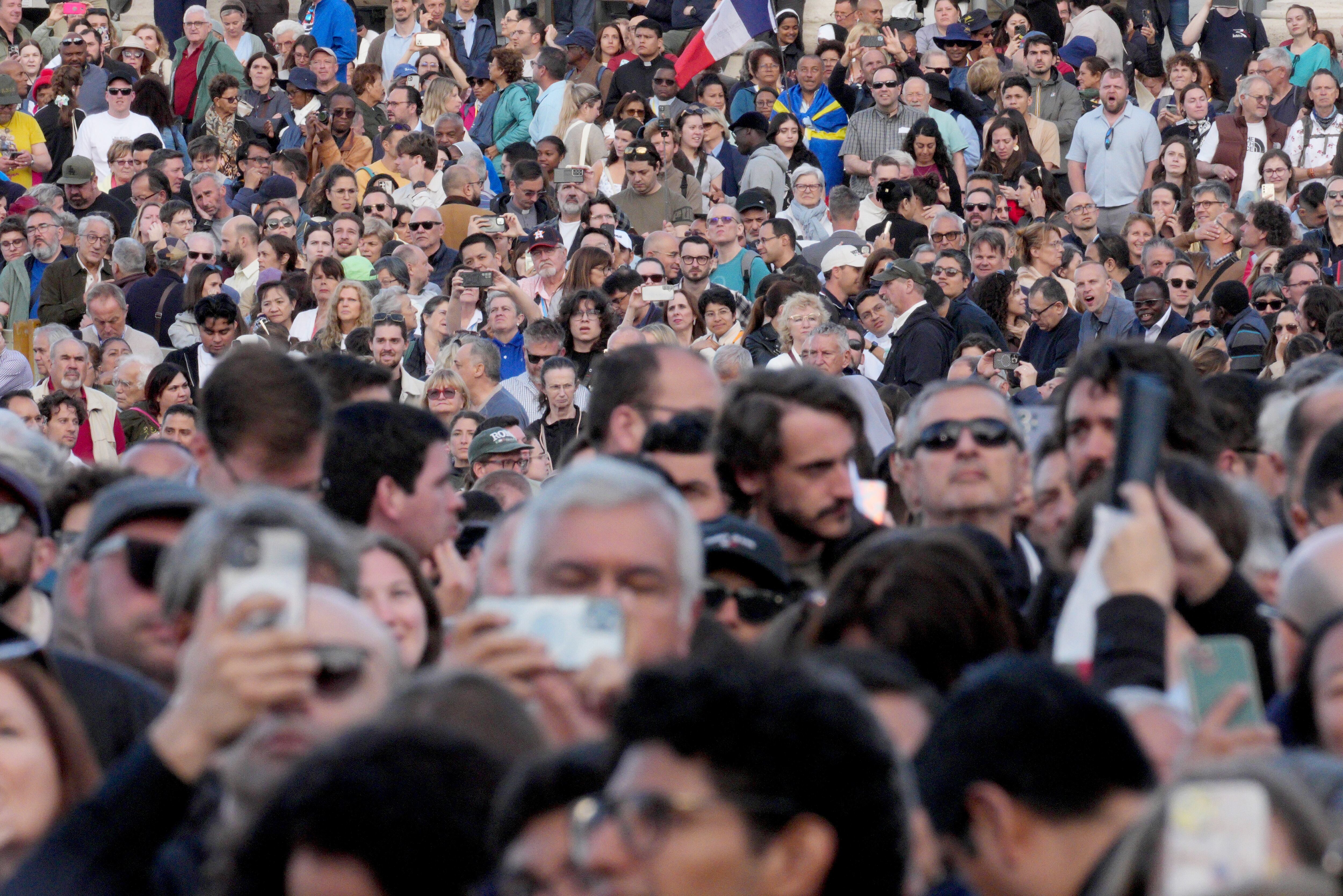 Personas se reunen en la Plaza de San Pedro a la espera de un nuevo papa. FOTO: Christopher Furlong/Getty Images