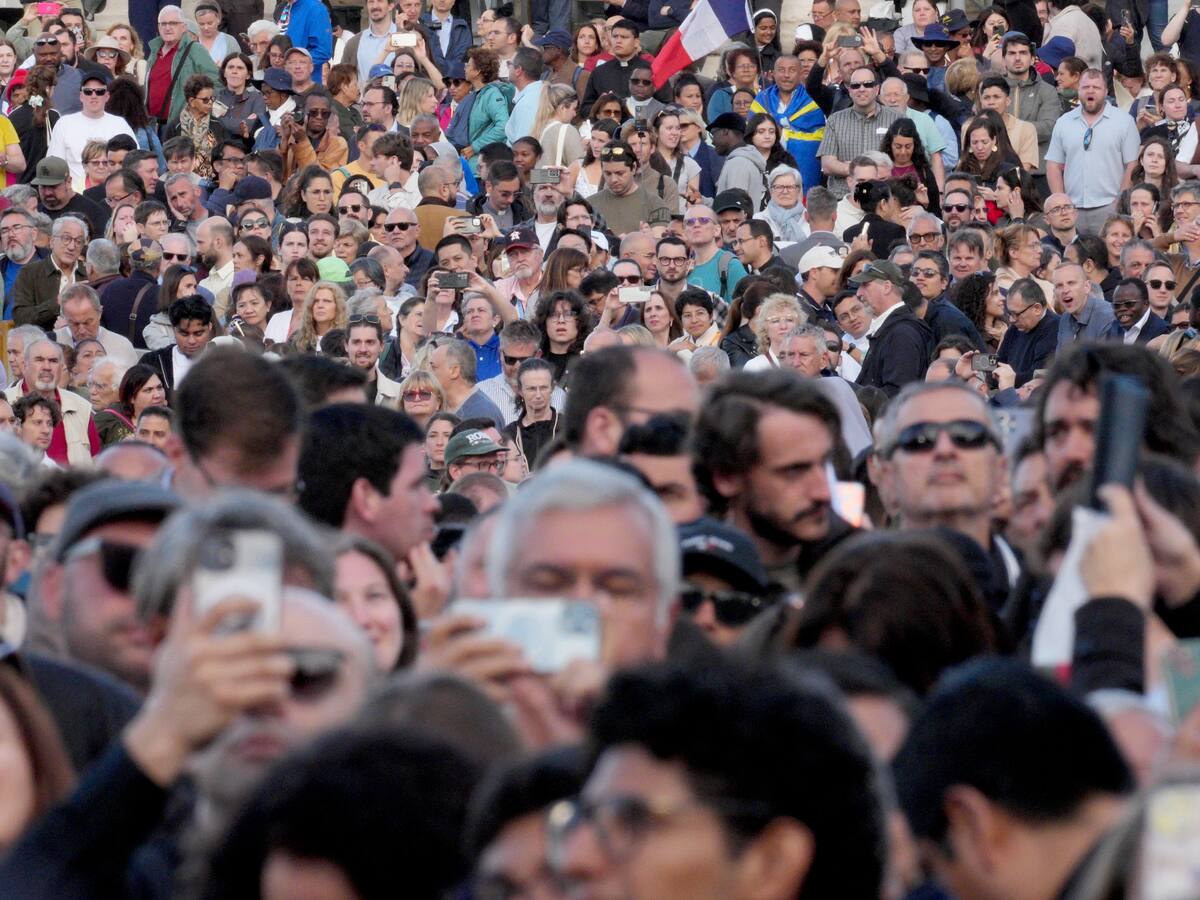 Más de 30.000 personas esperan la primera fumata en la Plaza de San Pedro