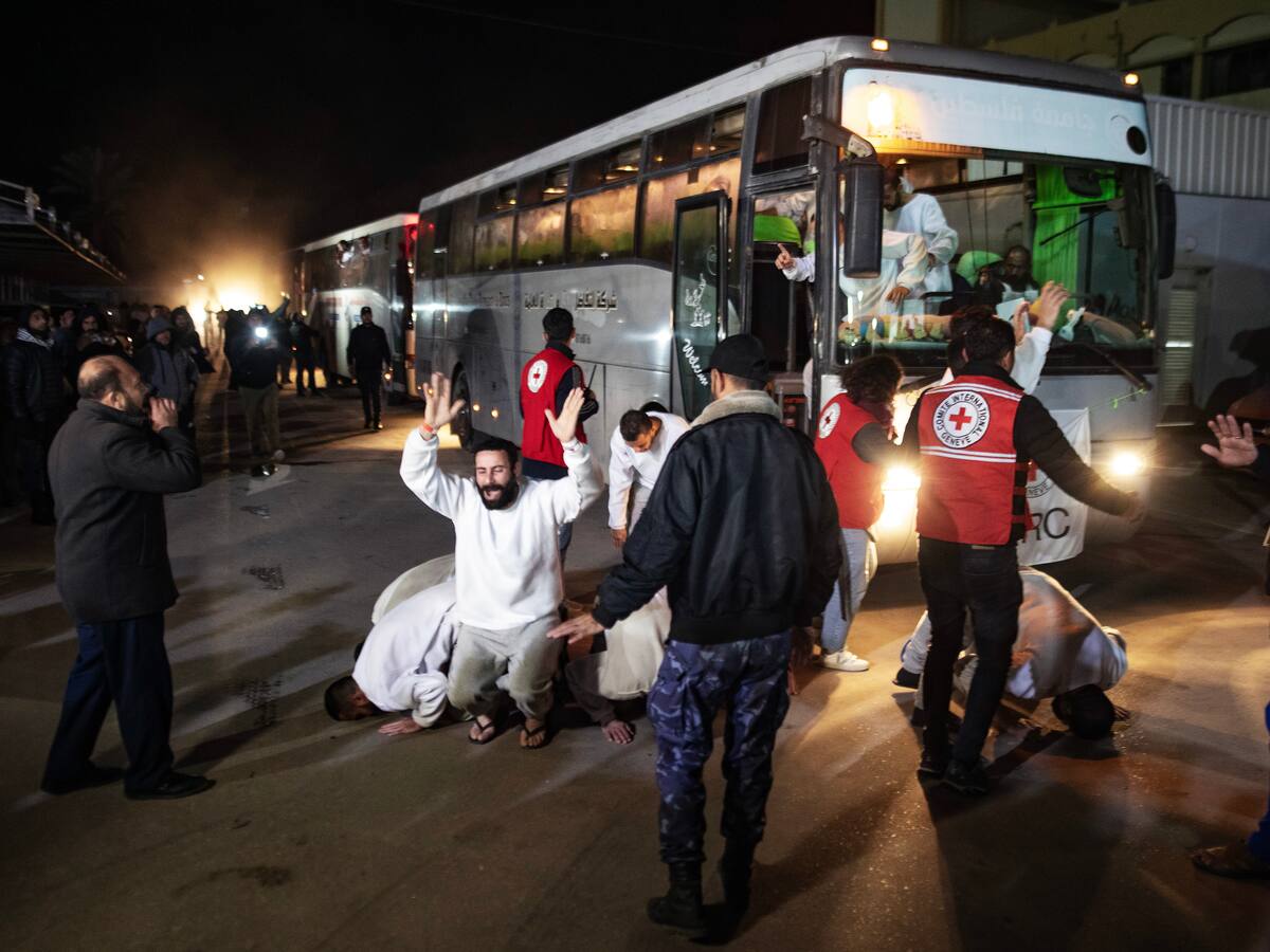 Hamás entregó los cadáveres de cuatro rehenes e Israel liberó a más de seiscientos presos palestinos